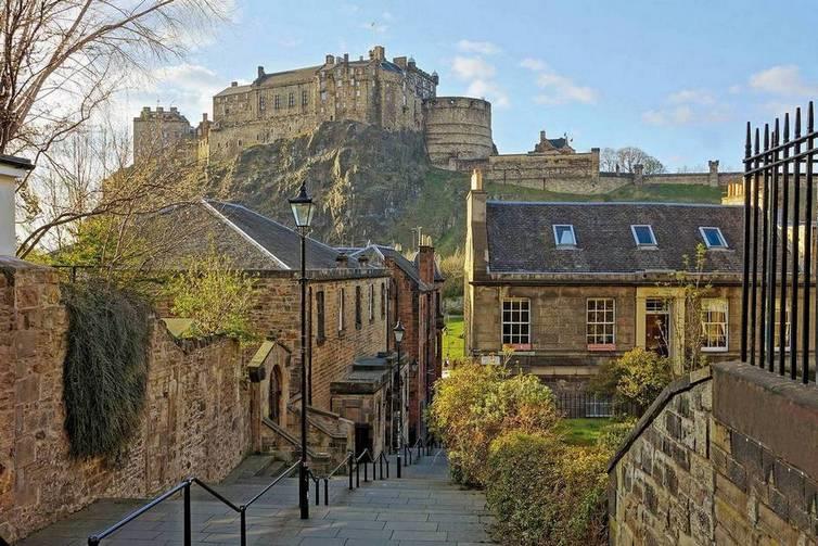 Cheatwell Games - World's Smallest Edinburgh Castle - 1000 Piece Jigsaw Puzzle